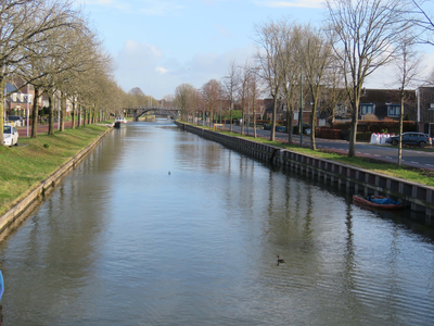 838812 Gezicht over de Leidsche Rijn vanaf de Meentbrug te De Meern (gemeente Utrecht), naar het oosten, met op de ...
